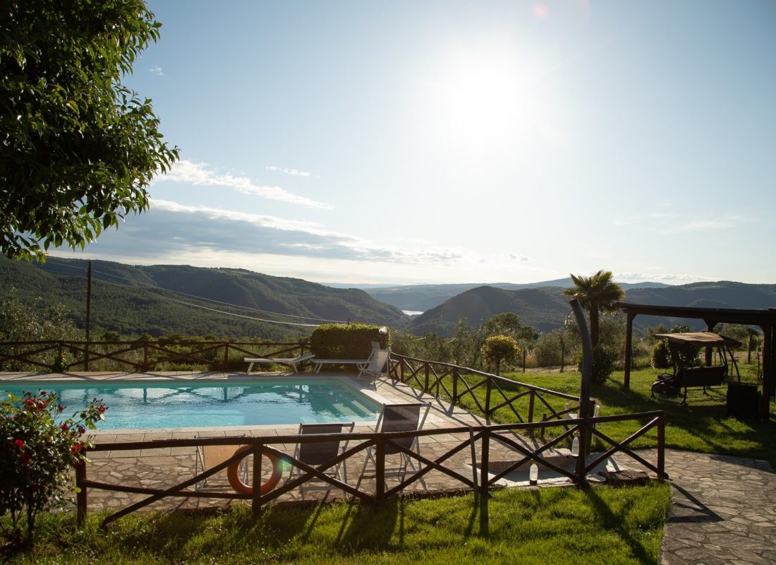 Piscina Panoramica Attrezzata